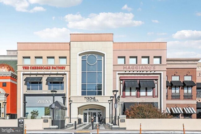 Building Photo - 8220 Crestwood Heights Dr