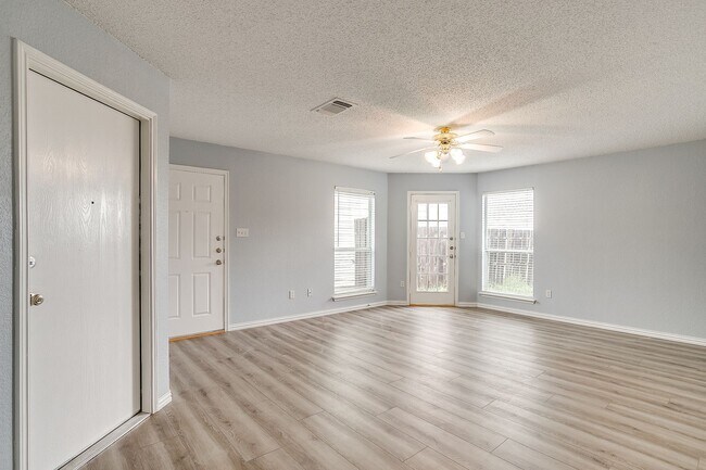 Building Photo - Spacious Well Maintained 2 Bed- 2.5 Bath T...