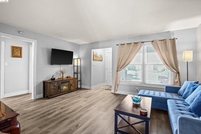 Building Photo - 80 Loma Vista Way