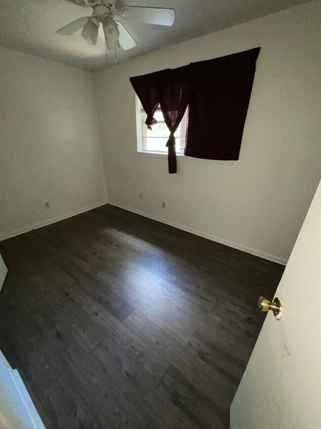 Building Photo - HOUSING SECTION 8 ONLY