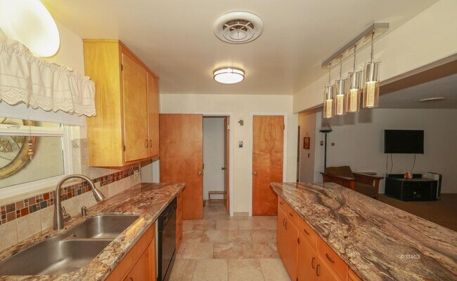 Building Photo - Rocky Hill