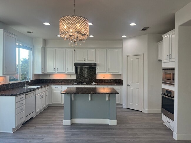 Building Photo - Welcome to our Spacious 4 Bedroom in Menifee