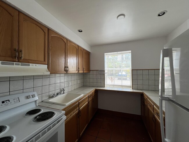Building Photo - 323 Almeria Rd