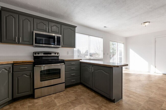 Building Photo - NEW CARPET - 3 Bed, 2 Bath Midvale Duplex with Garage