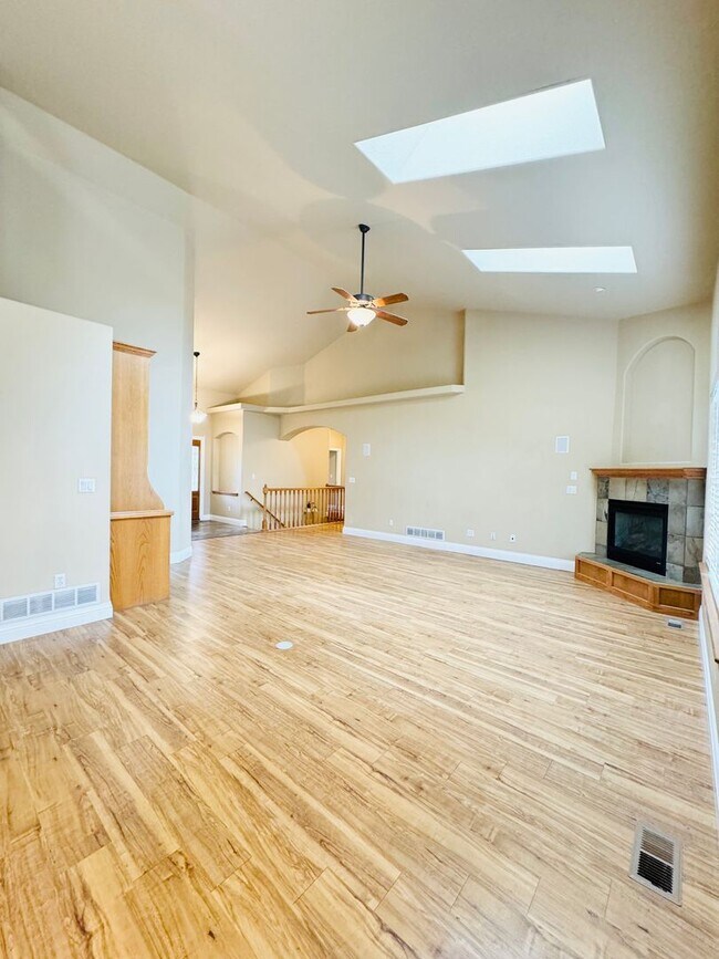 Building Photo - Stunning Executive 4 Bedroom 2 Bath Home in Northwest Loveland - 3-Car Garage!