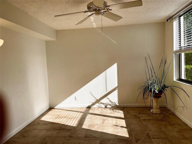 Building Photo - 111 Lake Emerald Dr