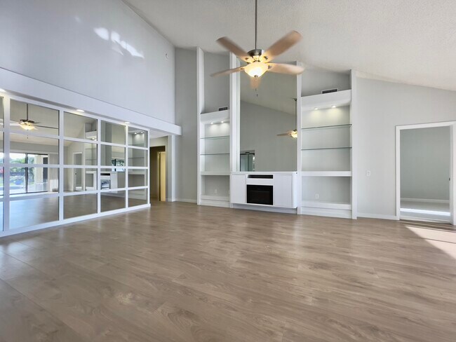 Building Photo - 208 E River Park Dr