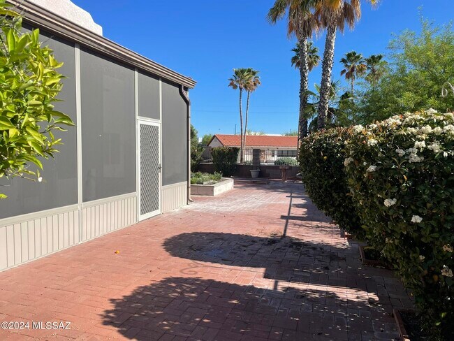 Building Photo - 2514 N Camino Reloj