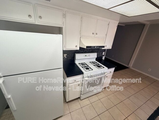Building Photo - 1405 E Vegas Valley Dr