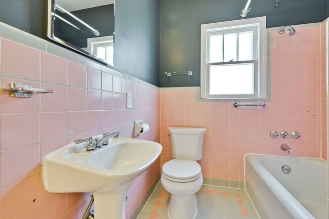 Building Photo - Updated Bungalow located in Downtown Redwood City & 15 miles from SF International Airport