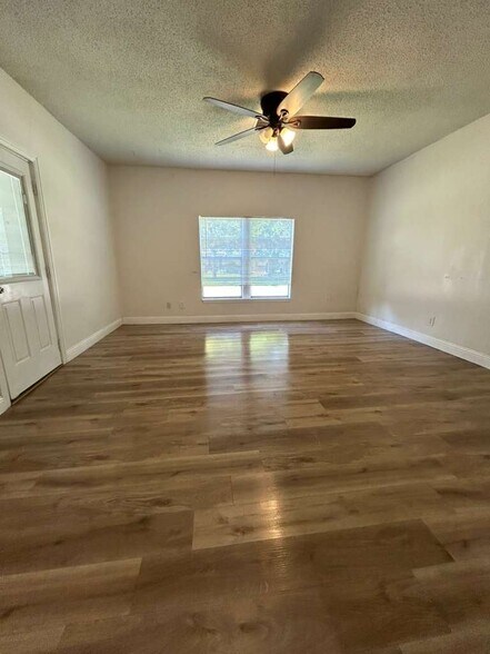 Building Photo - 426 N Clements St