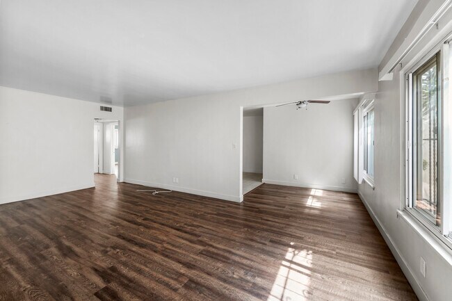 Building Photo - 10618 Crenshaw Blvd