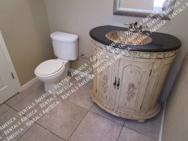 Building Photo - 711 E North Ln