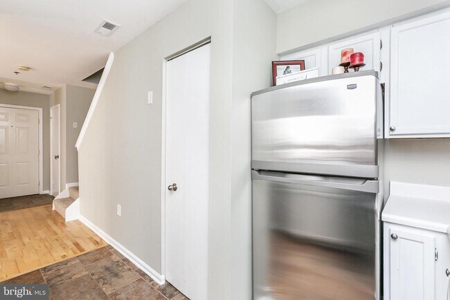 Building Photo - 553 McManus Way