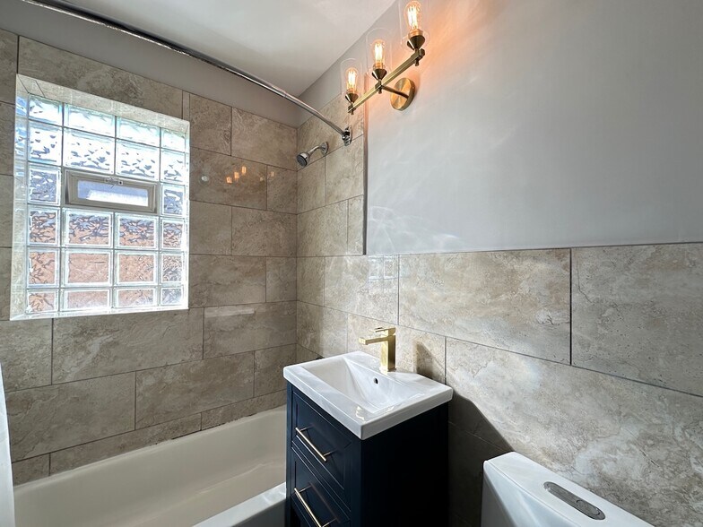 Building Photo - 2613 W Rascher Ave