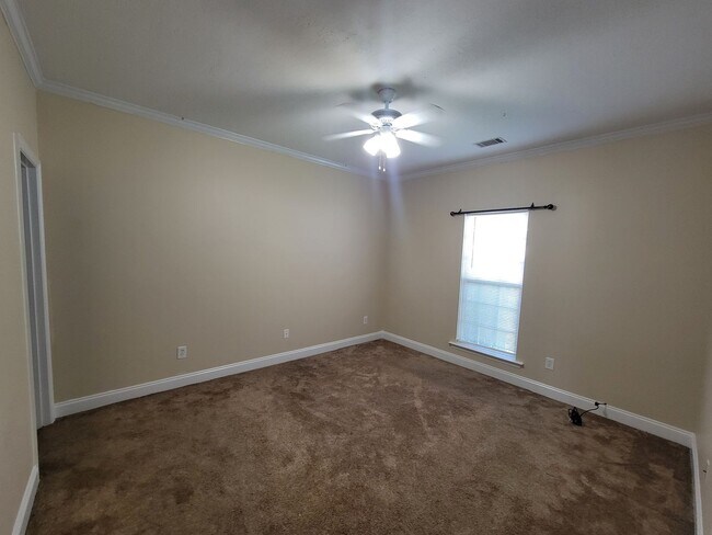 Building Photo - 211 Brook Ct