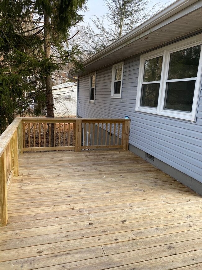 Building Photo - Conveniently located 4 bedroom, 2 bathroom...
