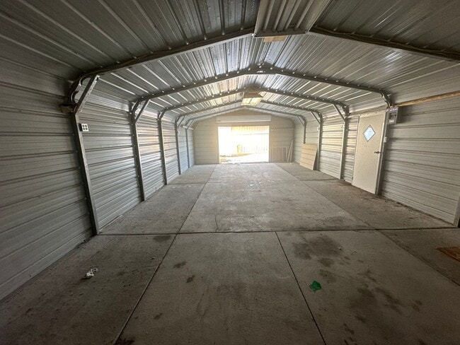 Building Photo - One bedroom, One bathroom front/back duplex. Pet Friendly! Located in Scottsbluff!