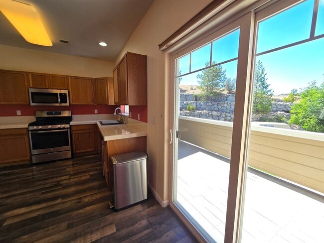 Building Photo - Wonderful and Sunny Rancho San Rafael Town...