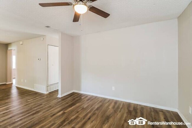 Building Photo - Newly renovated spacious 4 bed/2 bath, wit...
