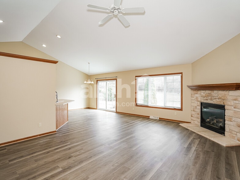 Building Photo - 338 Ponderosa Dr