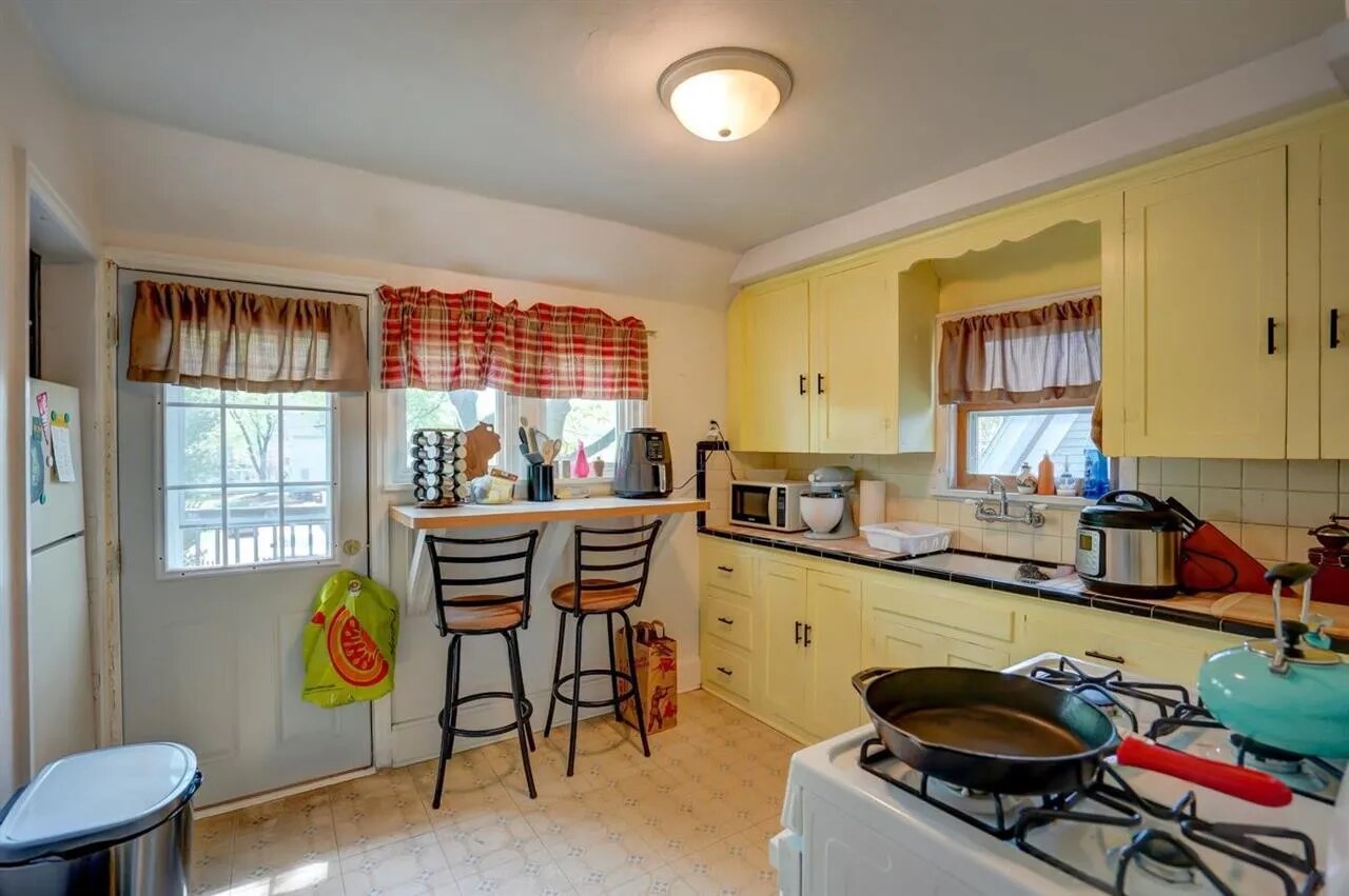Kitchen - 1027 Drake St