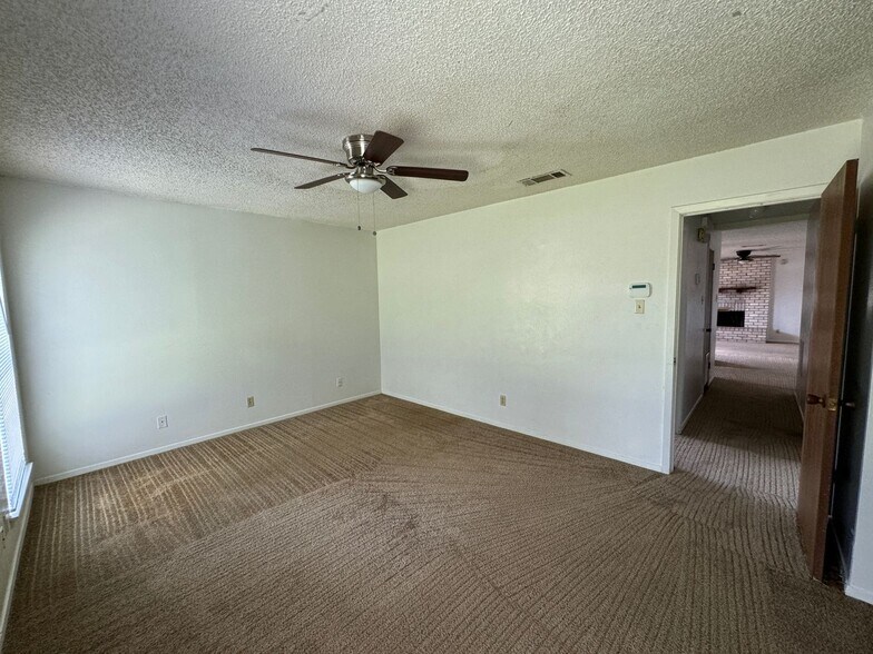 Building Photo - 2112 Hinkle Ave