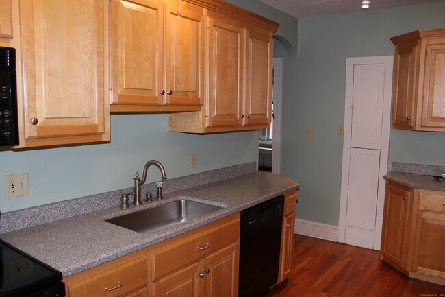 Building Photo - 888 Farmington Ave