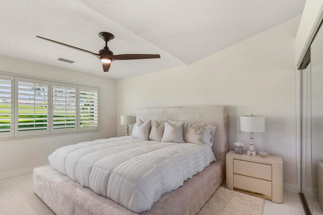 Building Photo - 269 Vista Royale Cir W