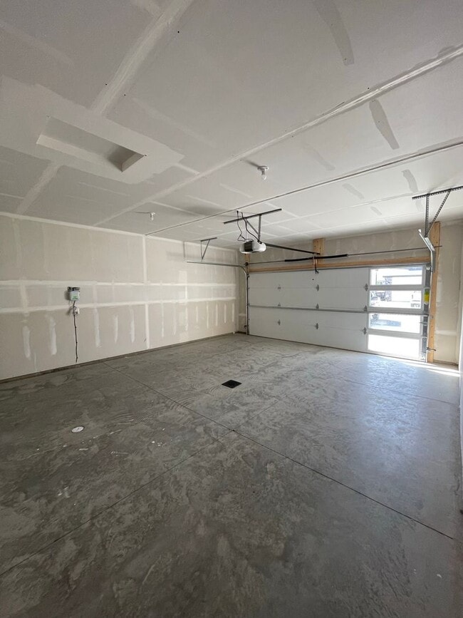 Building Photo - Modern Designed Home with Second Family Room