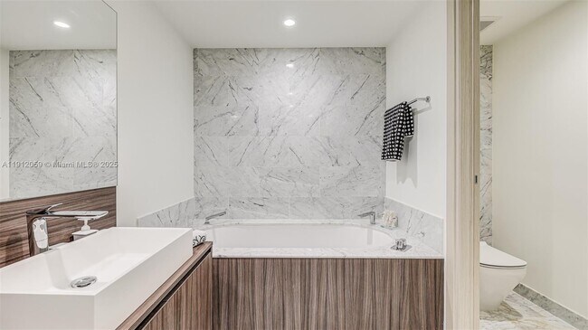 Building Photo - 1000 Brickell Plaza