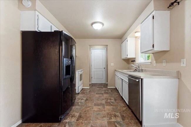 Building Photo - Updated Kuna Home with Private Backyard