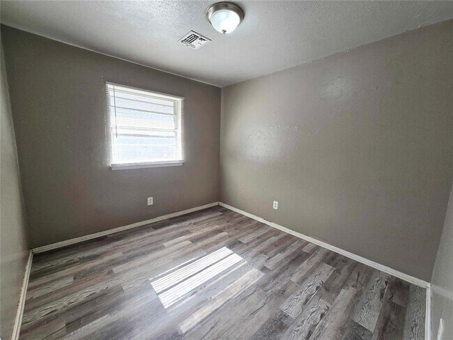 Building Photo - 2500 SE 51st St