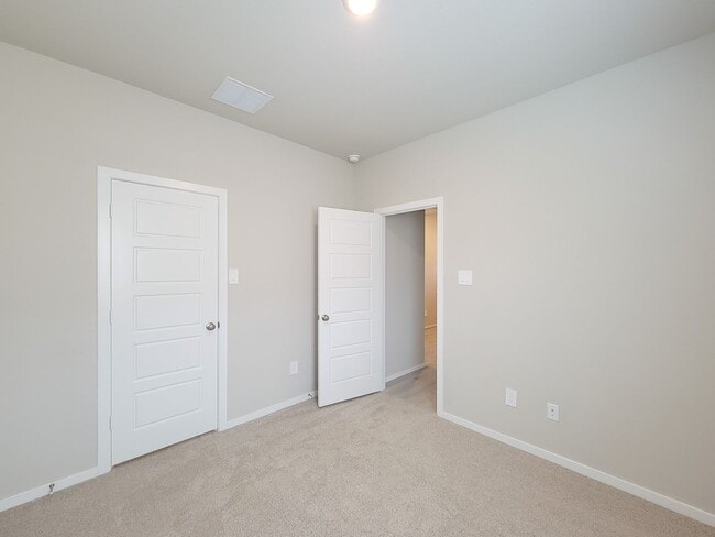 Building Photo - Single-story layout features a bright, open concept living area, dining space, and kitchen. Pebbl...