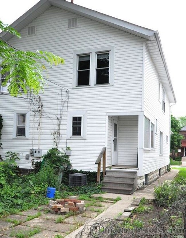 Building Photo - 2963-2965 Indianola Avenue