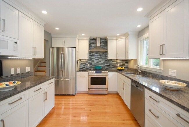 Building Photo - 15 Sunnyside Ln