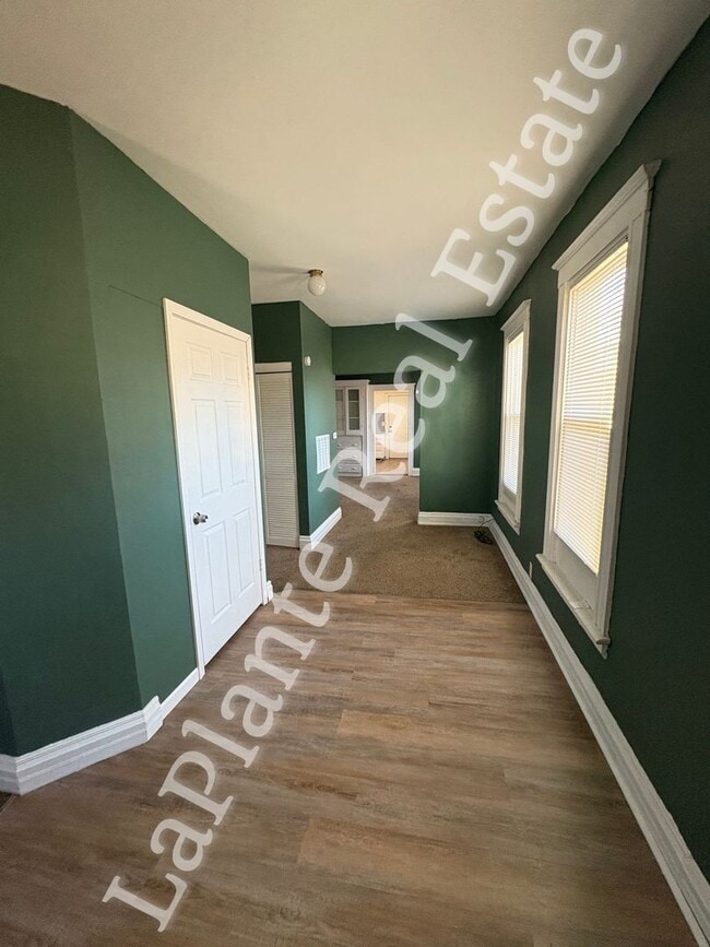 Building Photo - Spacious 4-Bed Home with Fresh Updates in ...