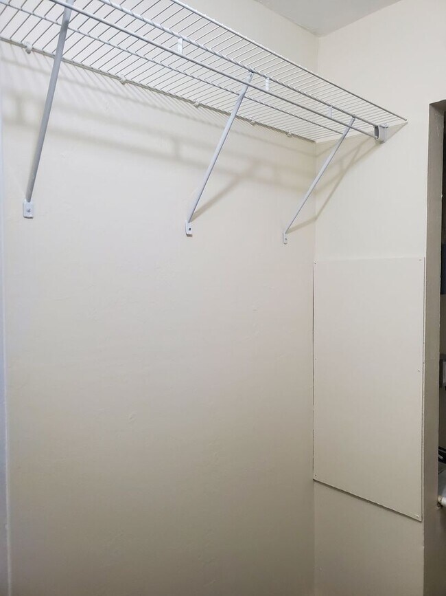 Building Photo - **Available mid October** 2 Bedroom/ 2 Bat...