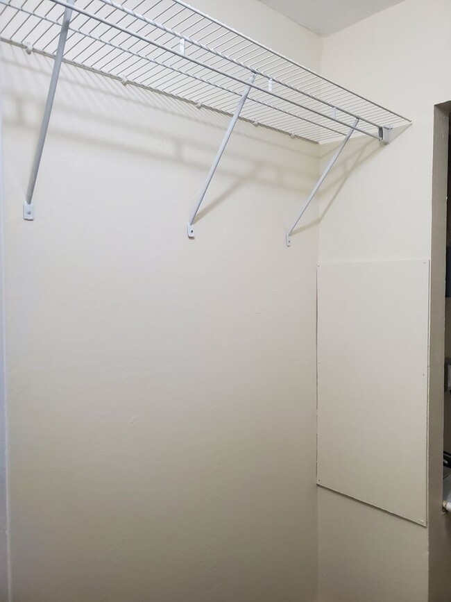 Building Photo - **Available NOW** 2 Bedroom/ 2 Bath Condo close to Truman and Coffee Bluff Marina- community Pool!