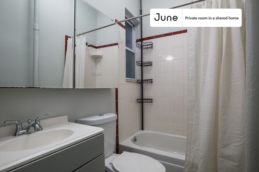 Building Photo - Room in Shared 4 bed/1 bath home