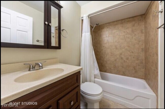 Building Photo - 9397 Bay Colony Dr