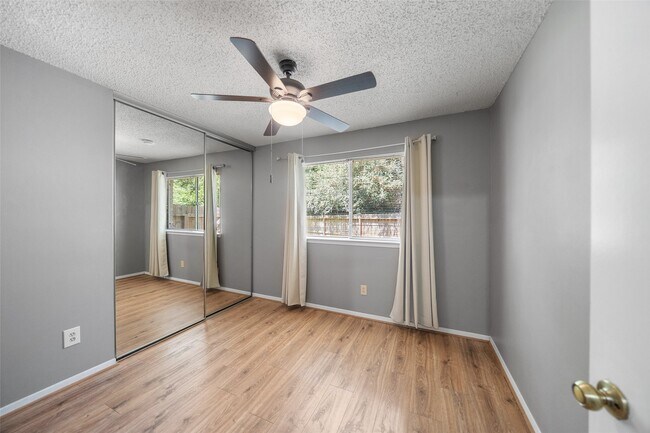 Building Photo - 7 Rockridge Ct