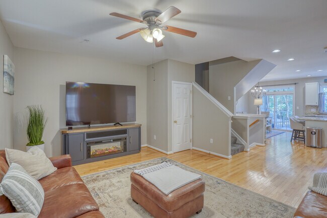 Building Photo - Fairfield Townhome