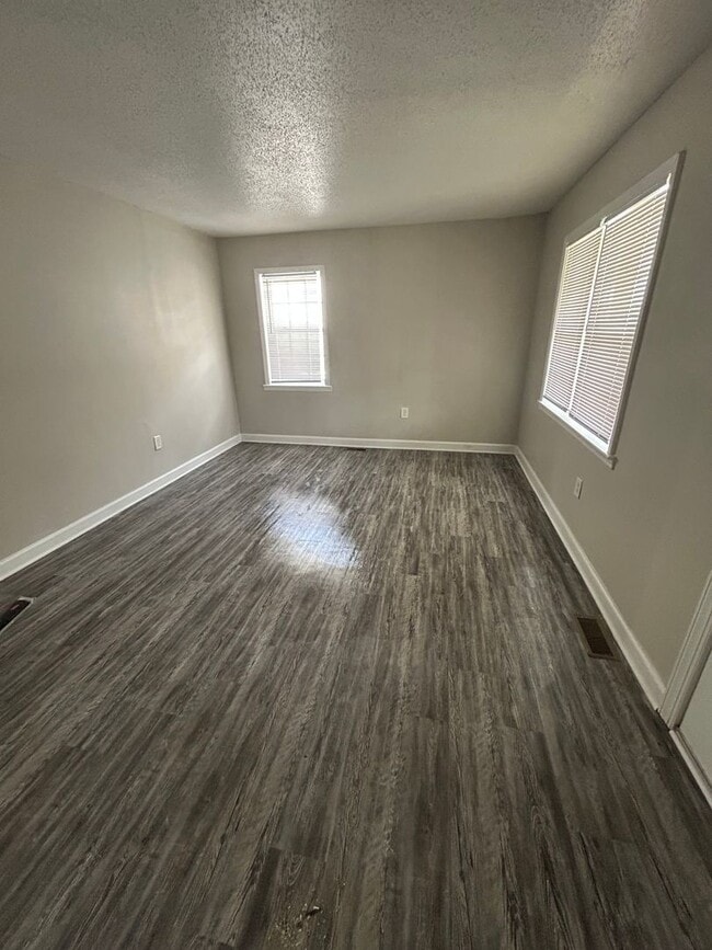 Building Photo - 3 Bedroom One Bath House For Rent
