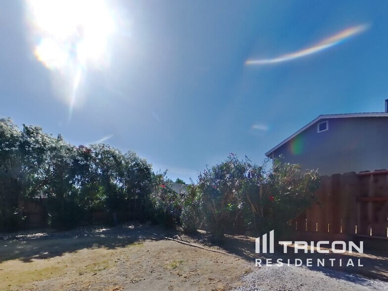 Building Photo - 1208 Cape Cod Dr