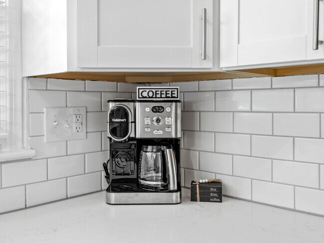 Building Photo - Immaculately Maintained 2 BR, 1 BA Short-Term Rental in Greer NO APPLICATION FEE if APPROVED