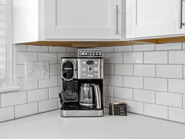 Building Photo - Immaculately Maintained, unfurnished 2 BR, 1 BA  Greer NO APPLICATION FEE if APPROVED