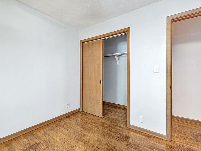 Building Photo - Beautiful 3 bedroom 2 bath charmer… Waitin...