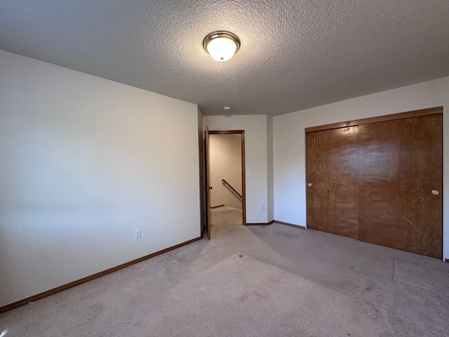 Building Photo - Welcome to this spacious and inviting single-family home w/fully fenced backyard! New Carpet Inst...