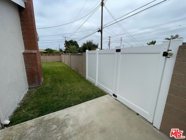 Building Photo - 5421 Hendricksen Dr